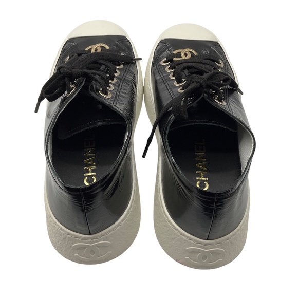 CHANEL BLACK 2024 CC LOGO PATENT CALFSKIN LEATHER LOW TOP SNEAKERS - Picture 6 of 10